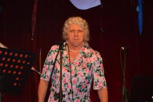 Zapeli so glasbeniki na odru in obiskovalci 6